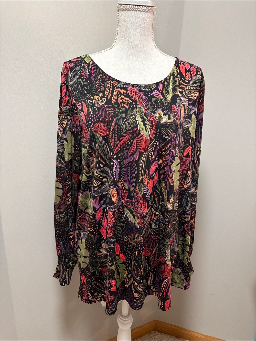 Susan Graver Black Scoop-Neck Tunic with Leaf Print 1X liquid knit